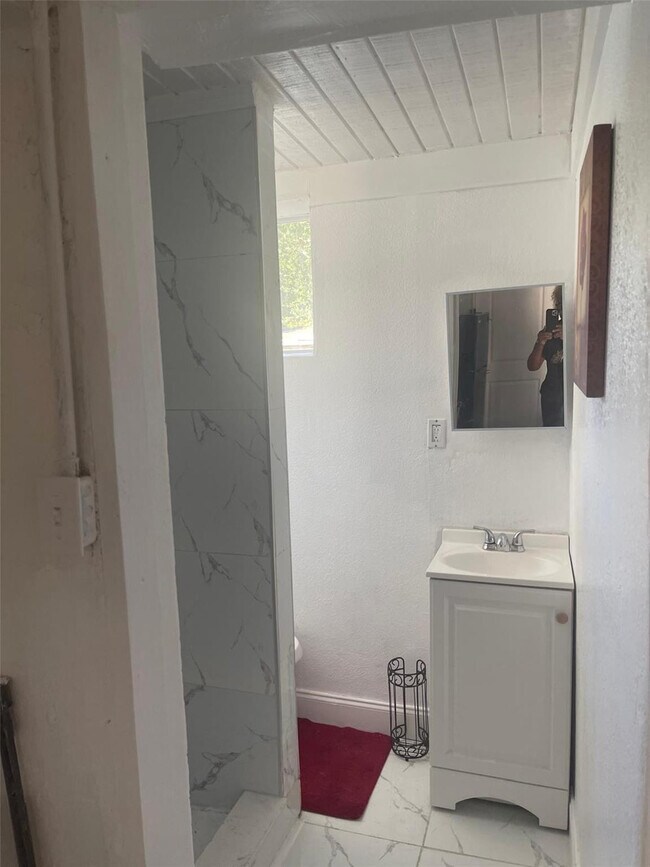 Building Photo - 408 SW 68th Ave