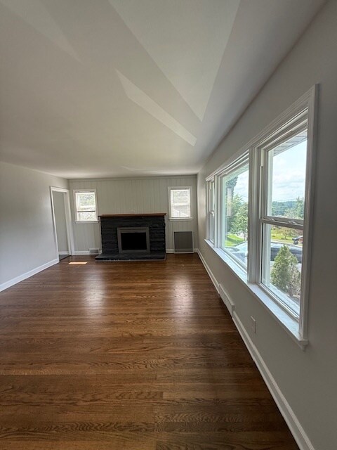 Sala de estar: ¡excelente luz natural! - 111 Woodmore Ave