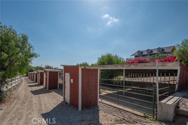 Foto del edificio - 8451 Roseland Ave