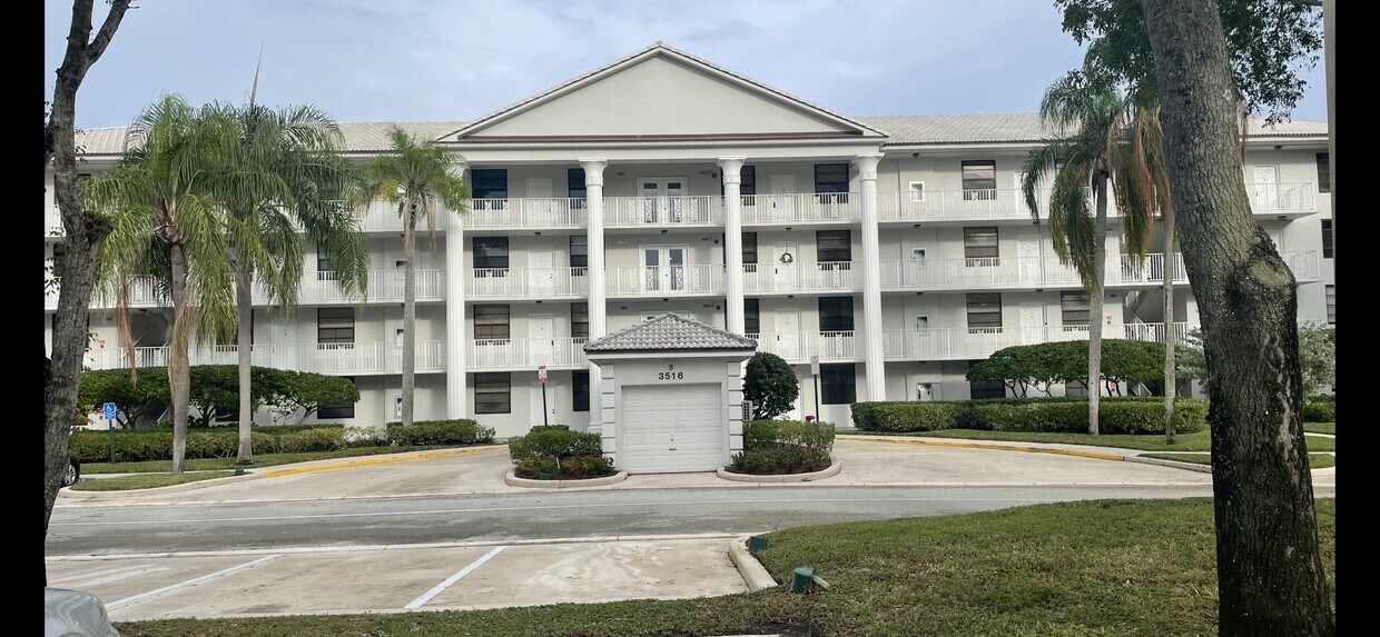 Foto principal - 2771 Village Blvd