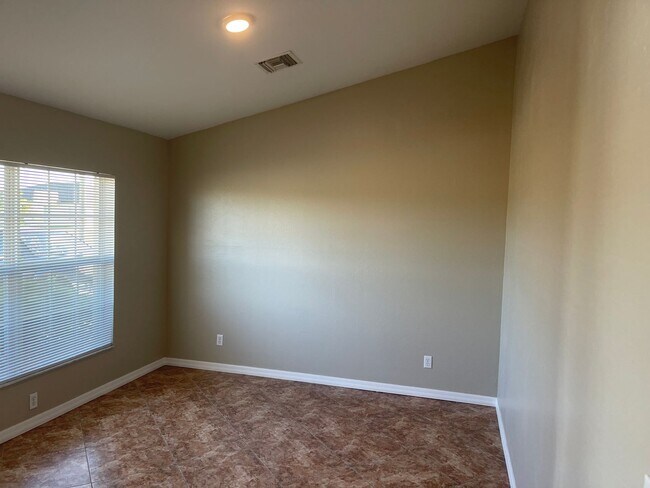Foto del edificio - 4 bedroom 2 bathroom single family home