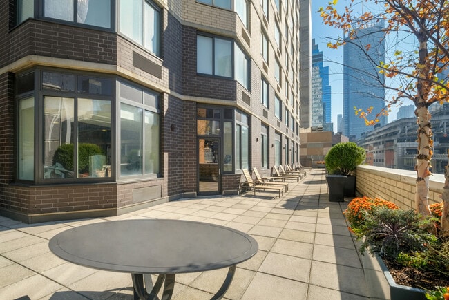 Building Photo - 420 W 42nd St