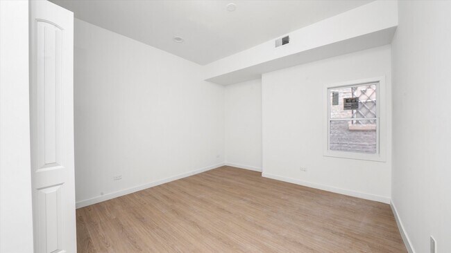 Foto del edificio - 2353 N Springfield Ave