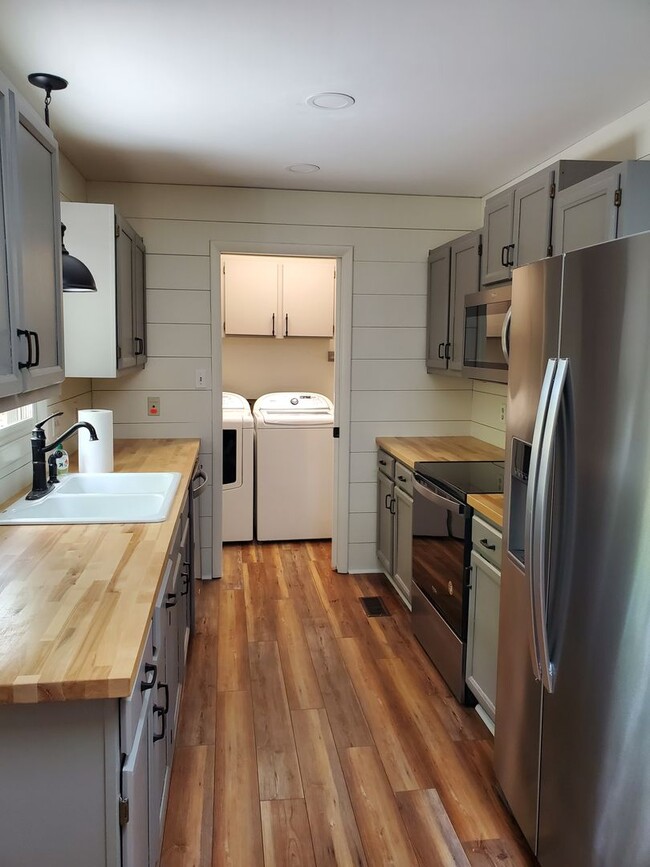 Foto del edificio - Updated with a lovely view of Lake St. George 3 bedroom / 3 bath