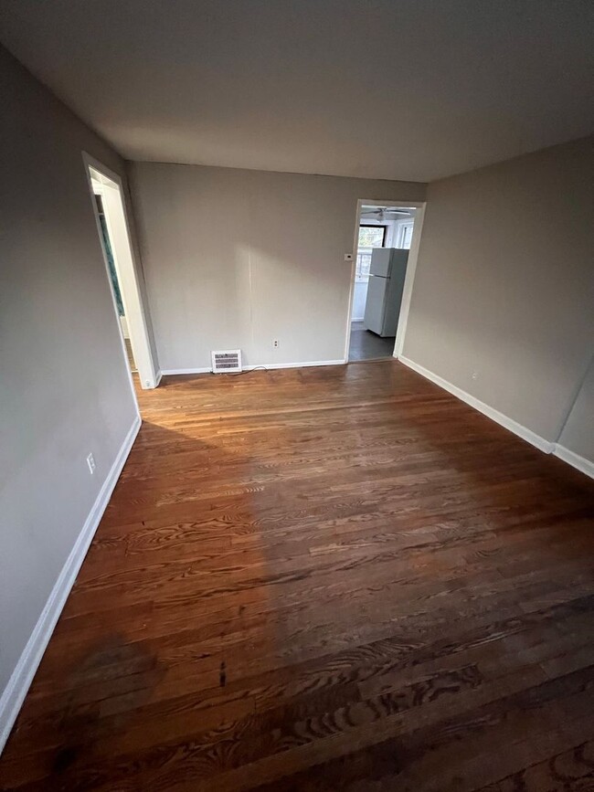 Building Photo - Section 8 Accepted: Affordable 4 Bed, 1 Ba...