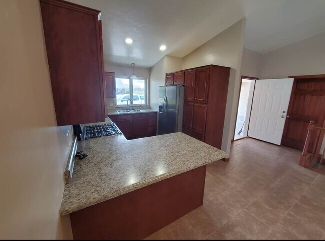 Kitchen - 1305 Trailside Ter