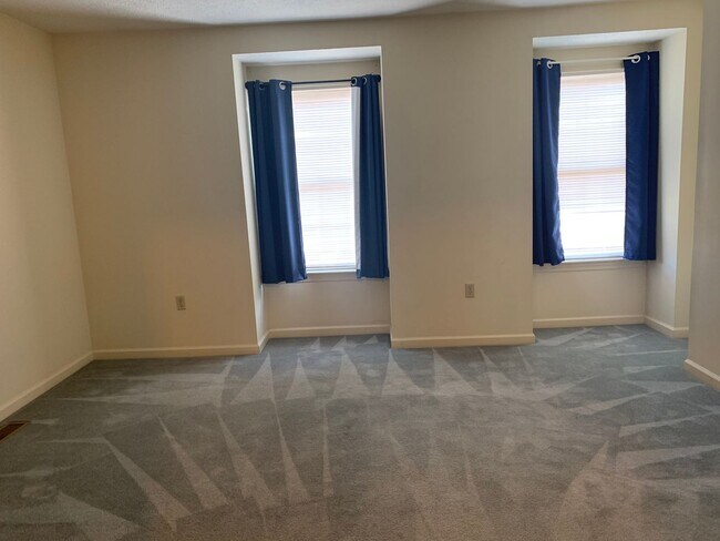 Building Photo - 3 level townhome