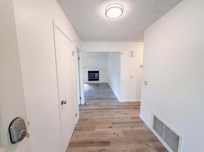 Foto del edificio - 5901 Small Hill Ct