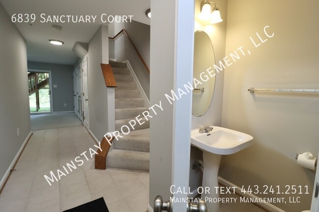 Building Photo - End Unit 3 Bedroom Townhome W/ Garage and ...