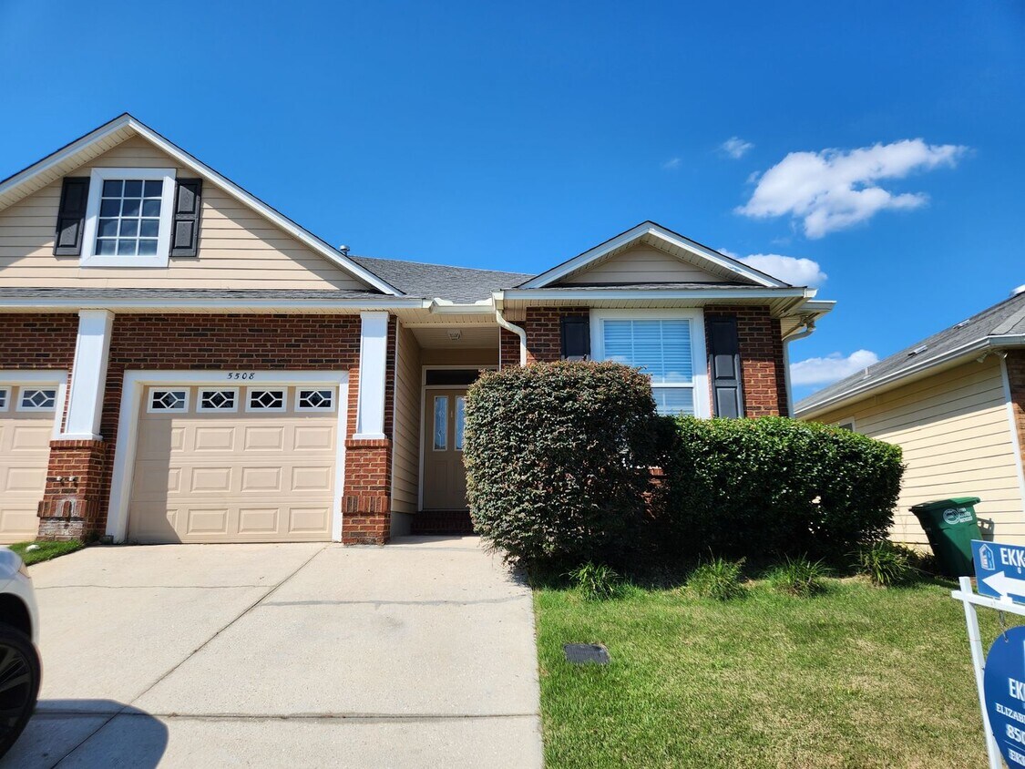 Foto principal - Beautiful 3 bedroom town home with wood fl...