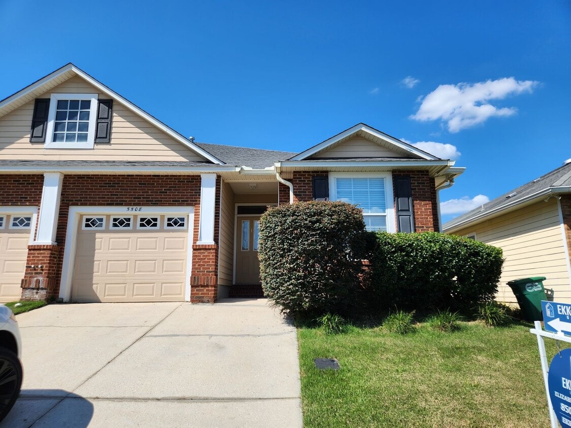 Primary Photo - Beautiful 3 bedroom town home with wood fl...