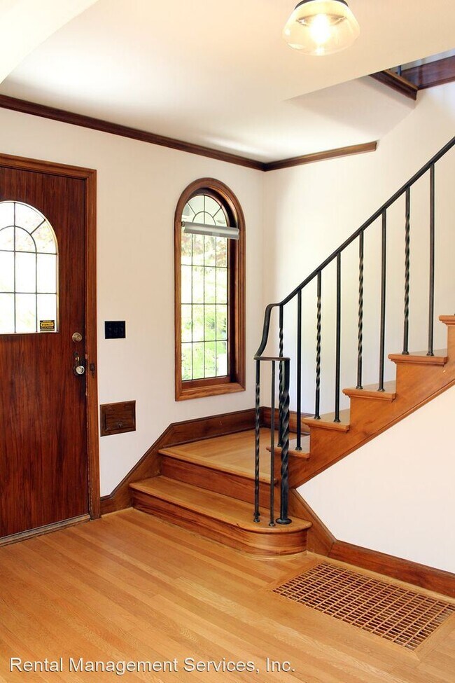 Building Photo - 3 br, 1.5 bath House - 2120 NE 30th Ave