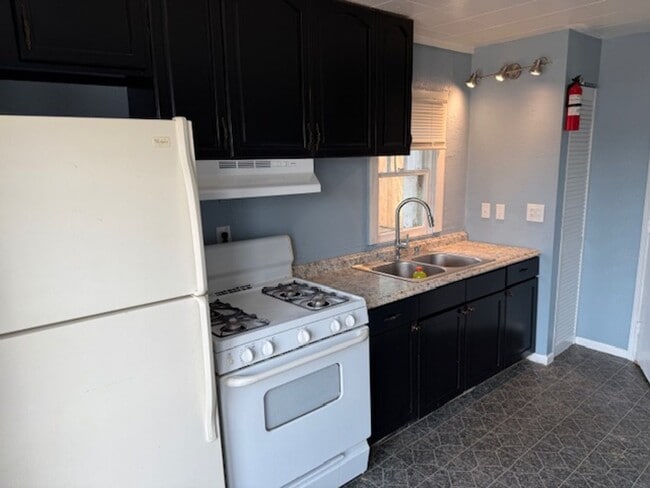 Building Photo - ONE BEDROOM HALF DUPLEX