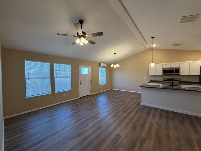 Building Photo - 4BR Duplex - Modern Energy Efficiency!!!