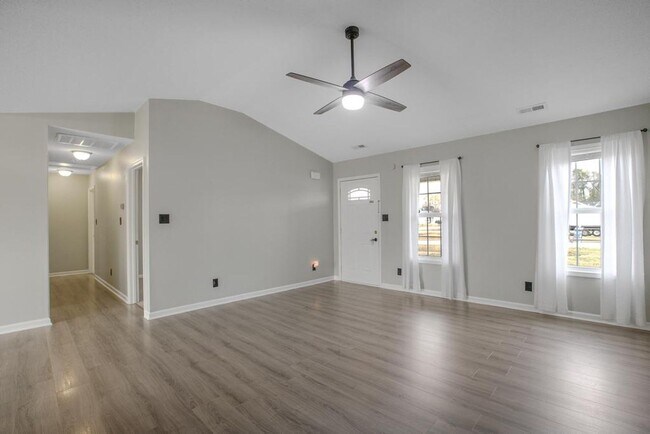 Building Photo - Richlands Adorable Home!