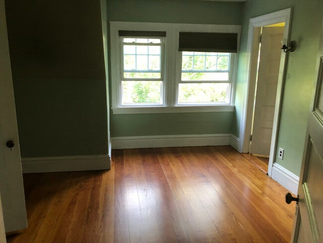 Building Photo - 98 Thorndike St