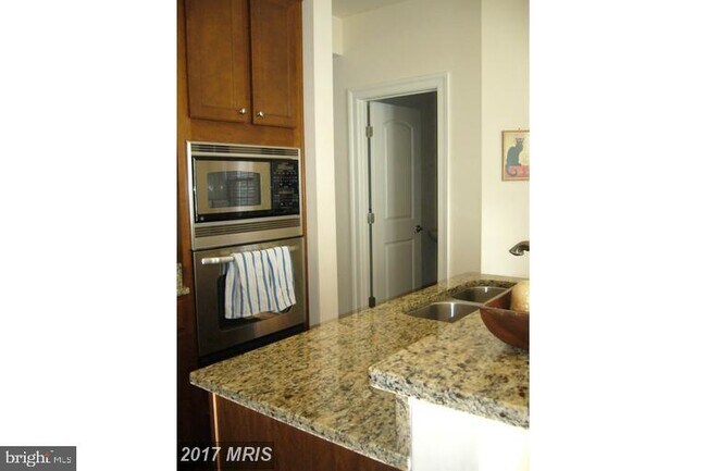 Building Photo - 629 Raven Ave