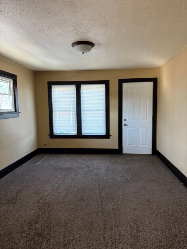 Foto del edificio - 1231 W College Ave