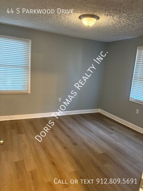 Building Photo - 44 S Parkwood Dr
