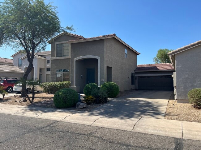 Long Driveway - 140 W Beechnut Pl