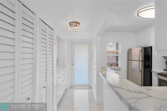 Building Photo - 2841 Somerset Dr