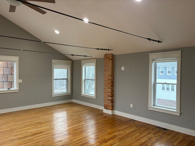 Foto del edificio - 115 N Maple St