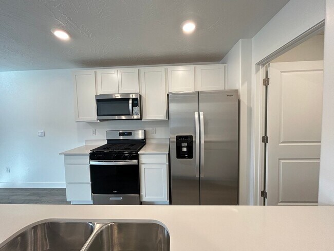 Foto del edificio - END UNIT - Brand New Home by DR. HORTON.