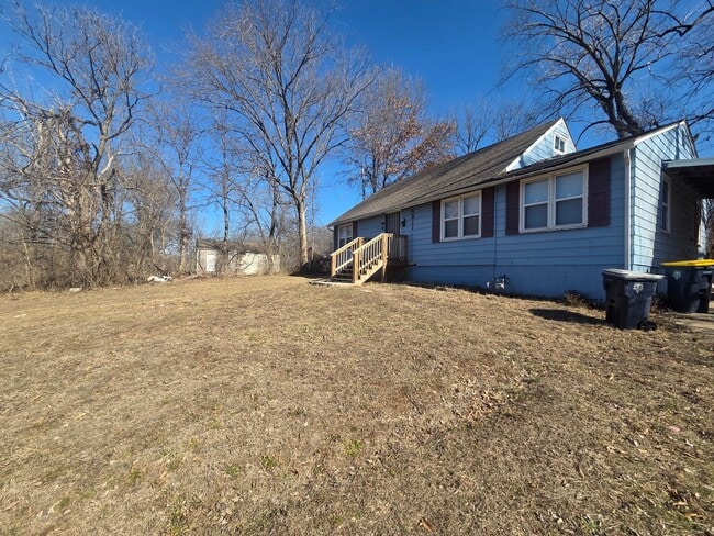 Building Photo - 4 Bed 1 Bath - NEW TO MARKET