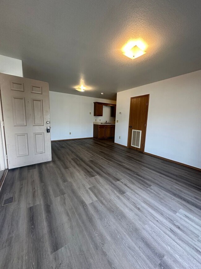 Building Photo - 1 bedroom 1 bath apartment available now!