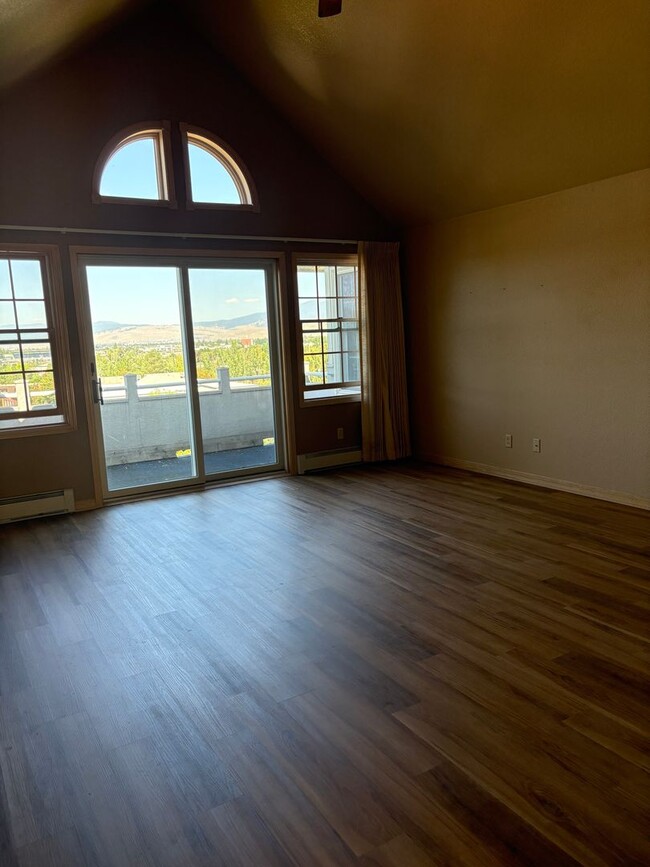 Foto del edificio - Spacious 5-Bedroom Home Near UM & Pattee C...