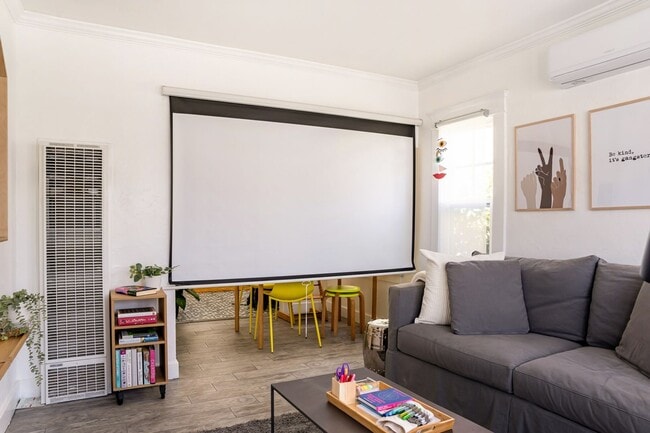 Building Photo - 2634 E 11th St