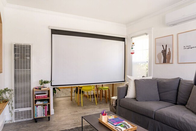 Building Photo - Charming 2BR Spanish Bungalow in Long Beach