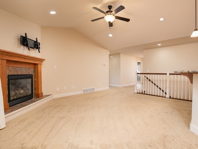 Building Photo - 1745 Golf Dr