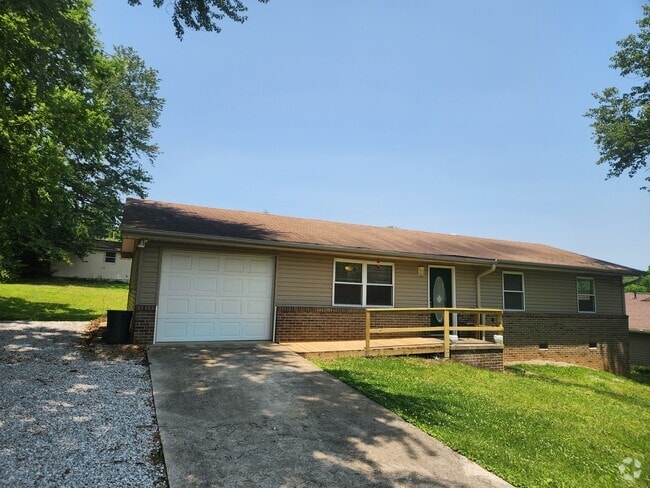 Building Photo - 1605 Woodrow Dr