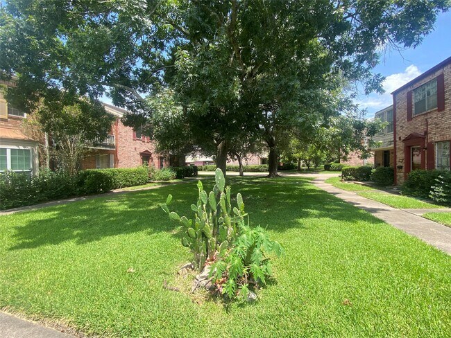 Foto del edificio - 7913 Grove Ridge Dr