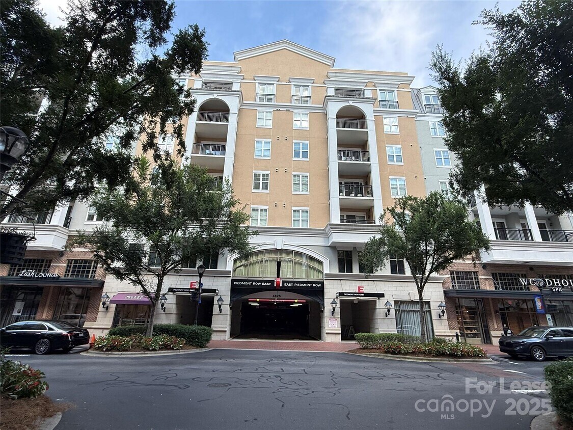 Foto principal - 4625 Piedmont Row Dr