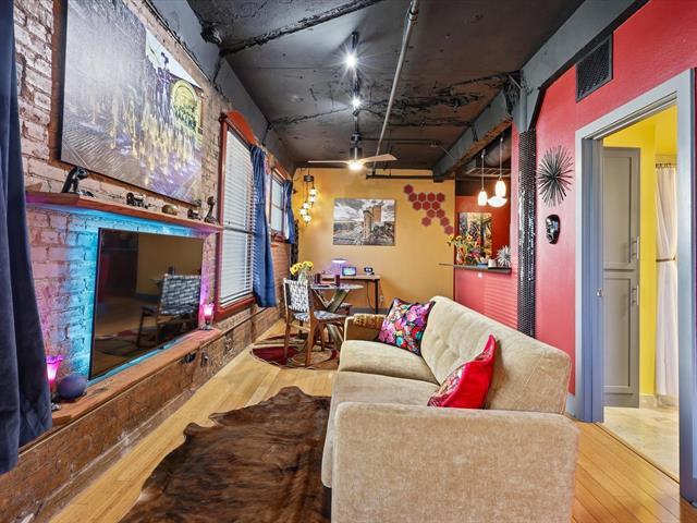 Foto del edificio - 910 Houston St