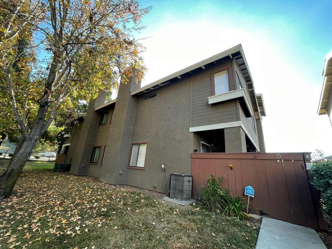 Primary Photo - Gorgeous 3 Bedroom Condo with Garage in Ch...