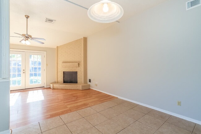 Foto del edificio - 1010 Hickory Post Ct