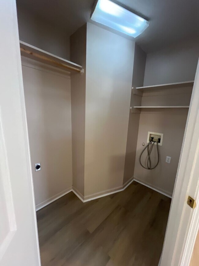 Foto del edificio - 2 bedroom 2 bath Duplex for lease right off common street