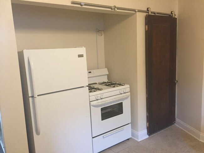 Foto del edificio - EXTREMELY SPACIOUS AND REMARKABLY REMODELED NORTHSIDE HOME- AVAIL NOW!