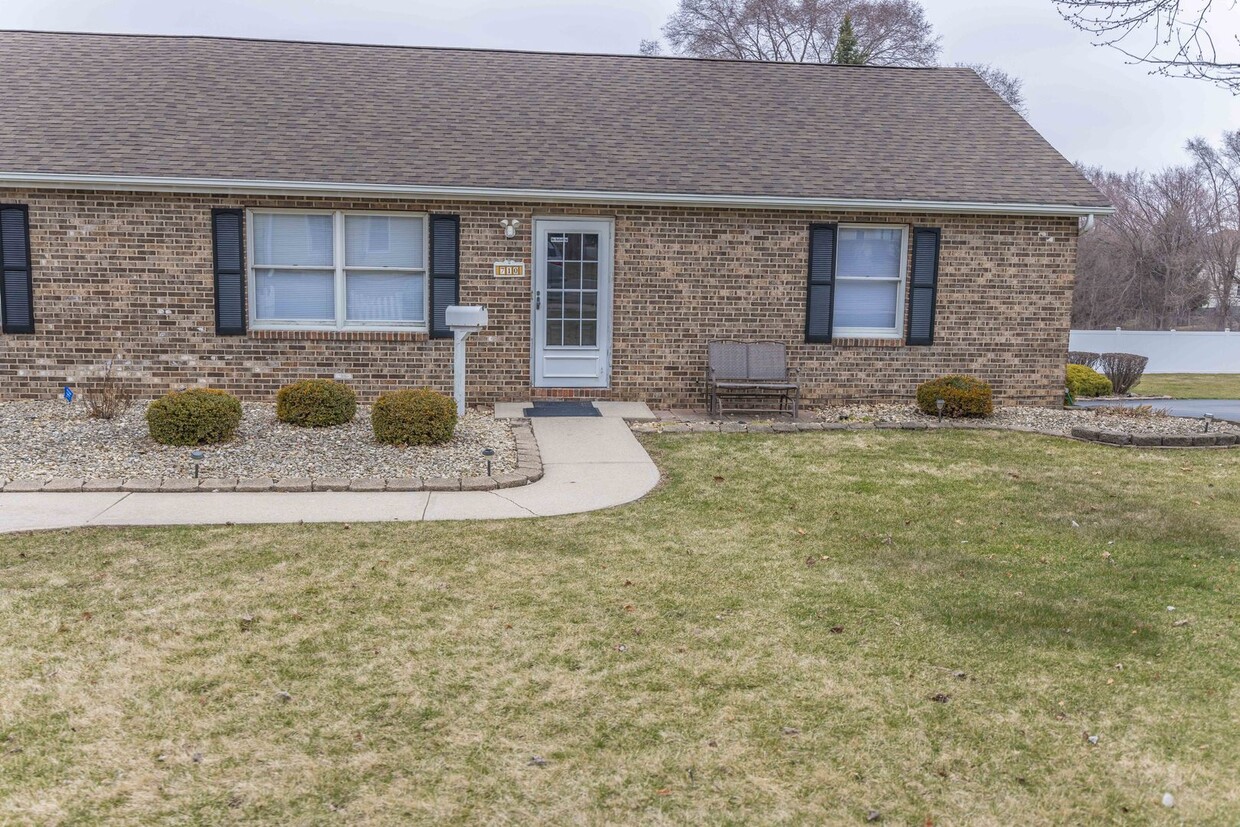 710 Elsie Ave, Crest Hill, IL 60403 Townhome Rentals in Crest Hill IL