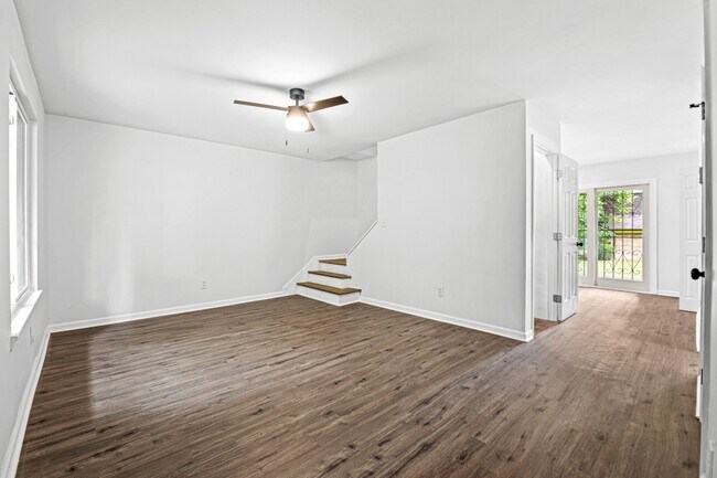 Living room - 275 Peyton Pl SW