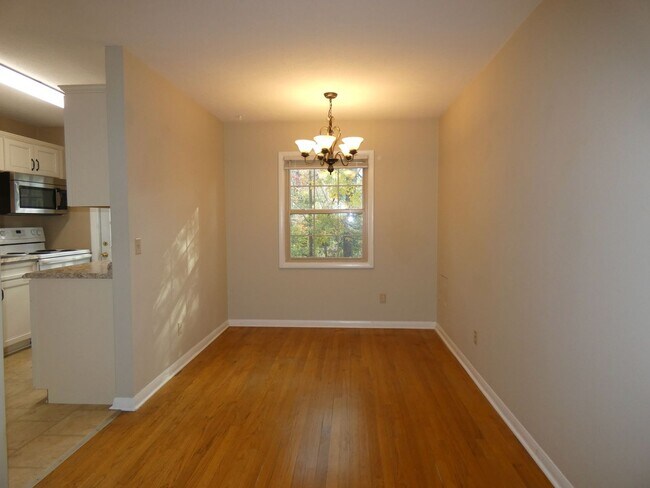Foto del edificio - Two Bedroom Apartment - Great North Asheville Location!