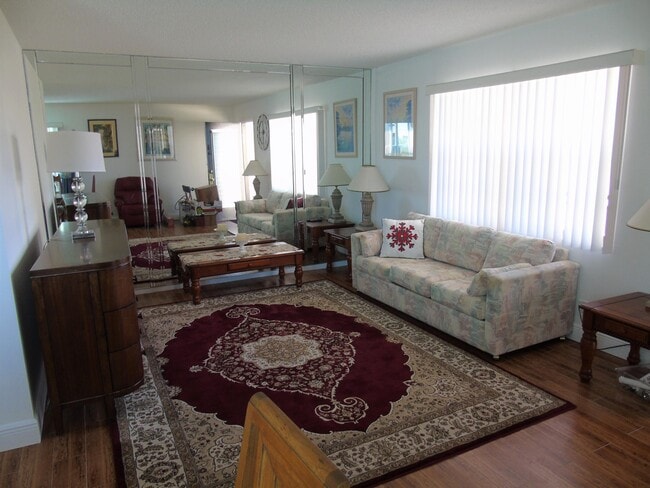 Building Photo - 761 Burgundy P