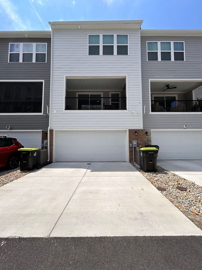 Building Photo - Spacious 4-Bedroom Townhome with Garage & ...