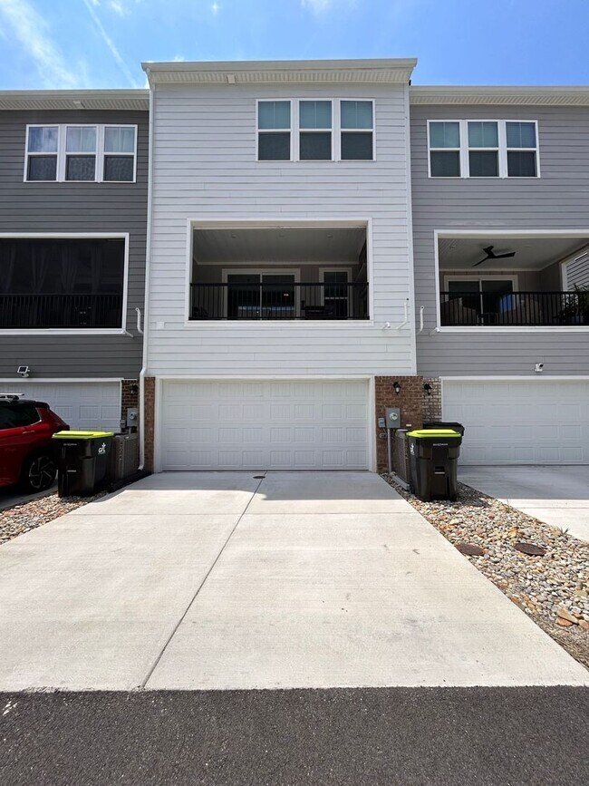 Foto del edificio - Spacious 4-Bedroom Townhome with Garage & ...