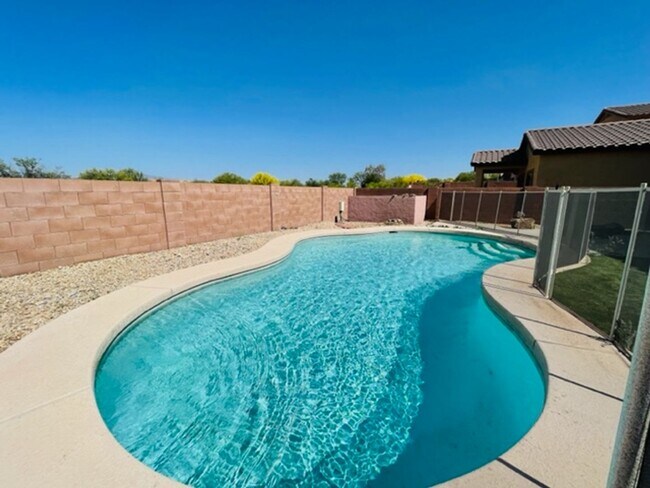 Building Photo - 4 Bedroom Home with Pool in Vail School Di...