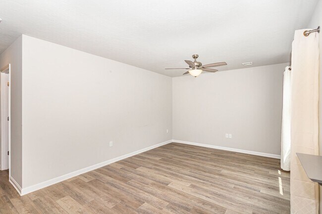 Foto del edificio - 652 N College St