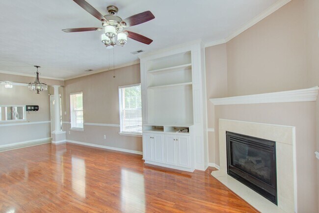 Building Photo - 4 Bedroom, 3 Bath, End Unit Townhome in Ce...